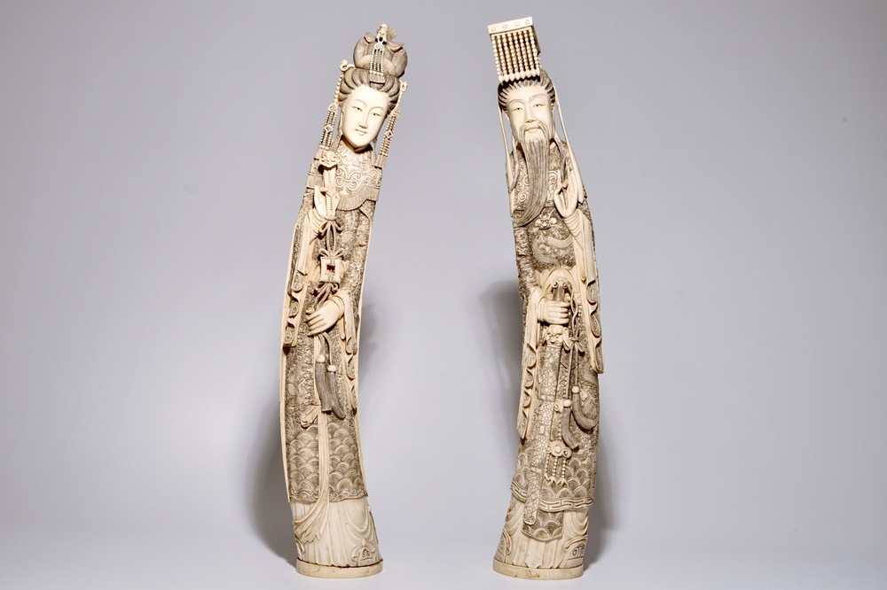 Een paar uitzonderlijk grote Chinese ivoren figuren van een keizer en zijn vrouw, 19e eeuw